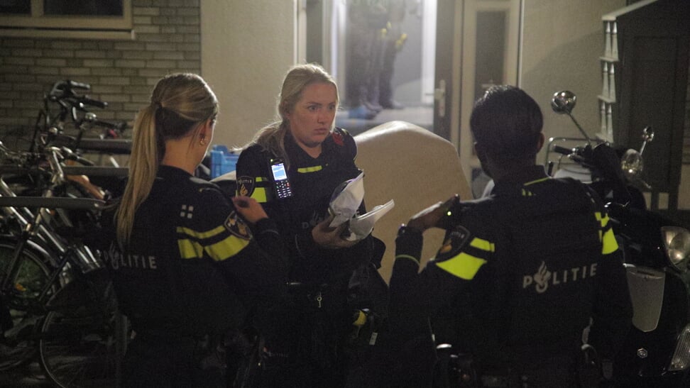 
Politie in zware vesten na melding vuurwapen Schoonhetenstraat Den Haag
