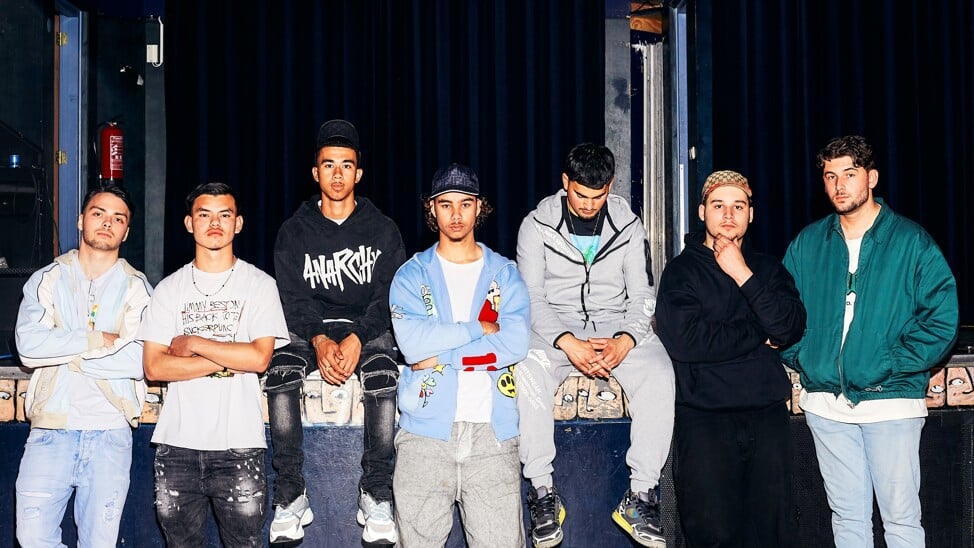 Zeven getalenteerde jongeren uit Hoorn hebben de handen ineengeslagen en maakten een gezamenlijk rap-project: 'Voor De City'. 