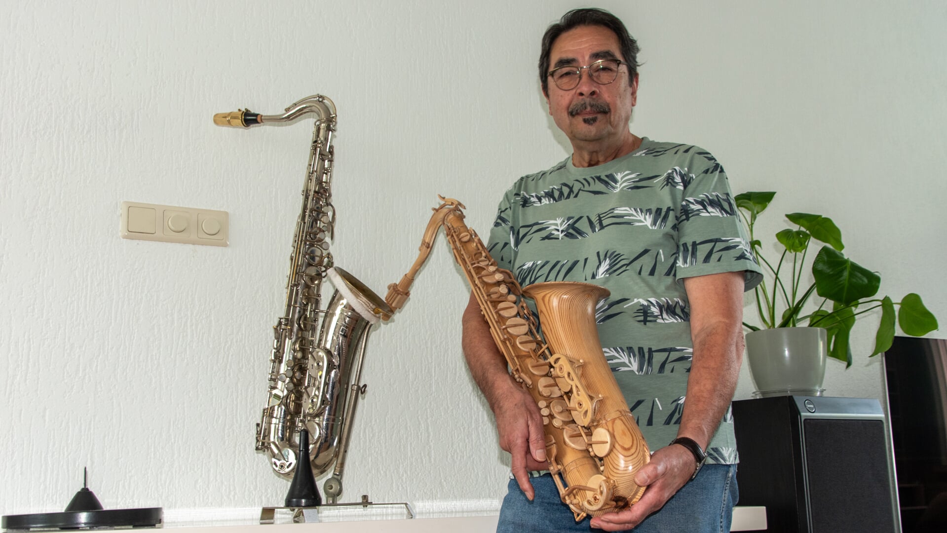 Af en aan werkte Alexander Manneveld vier jaar aan de houten replica van zijn saxofoon.