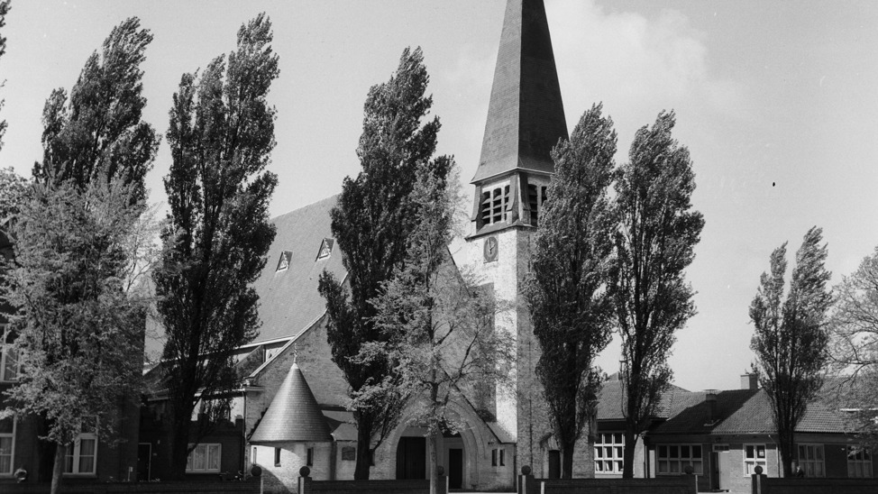 De Sint-Willibrorduskerk rond 1960, gezien vanaf Hoog en Laag.