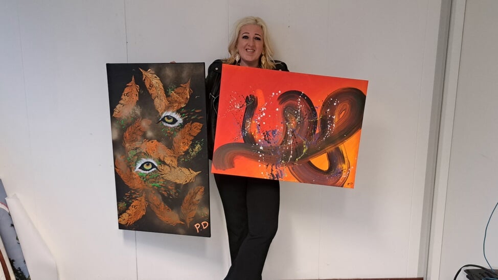 Patricia Damen met twee van haar kunstwerken.