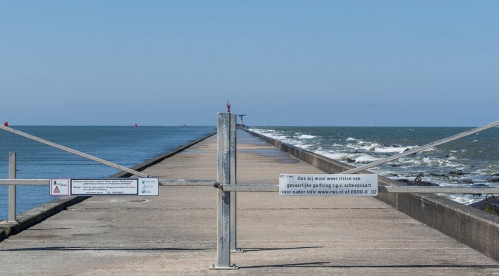 Rijkswaterstaat gaat de laatste 600 meter van de pier in Hoek van Holland voorlopig afsluiten.