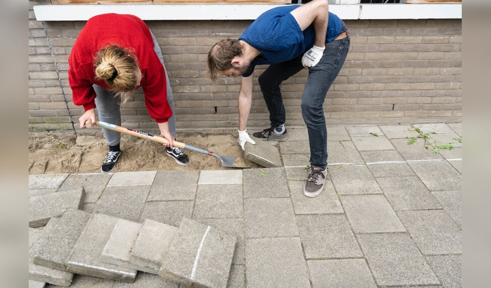 Veel Westlanders zetten zich in om tegels te verwijderen uit hun tuin.