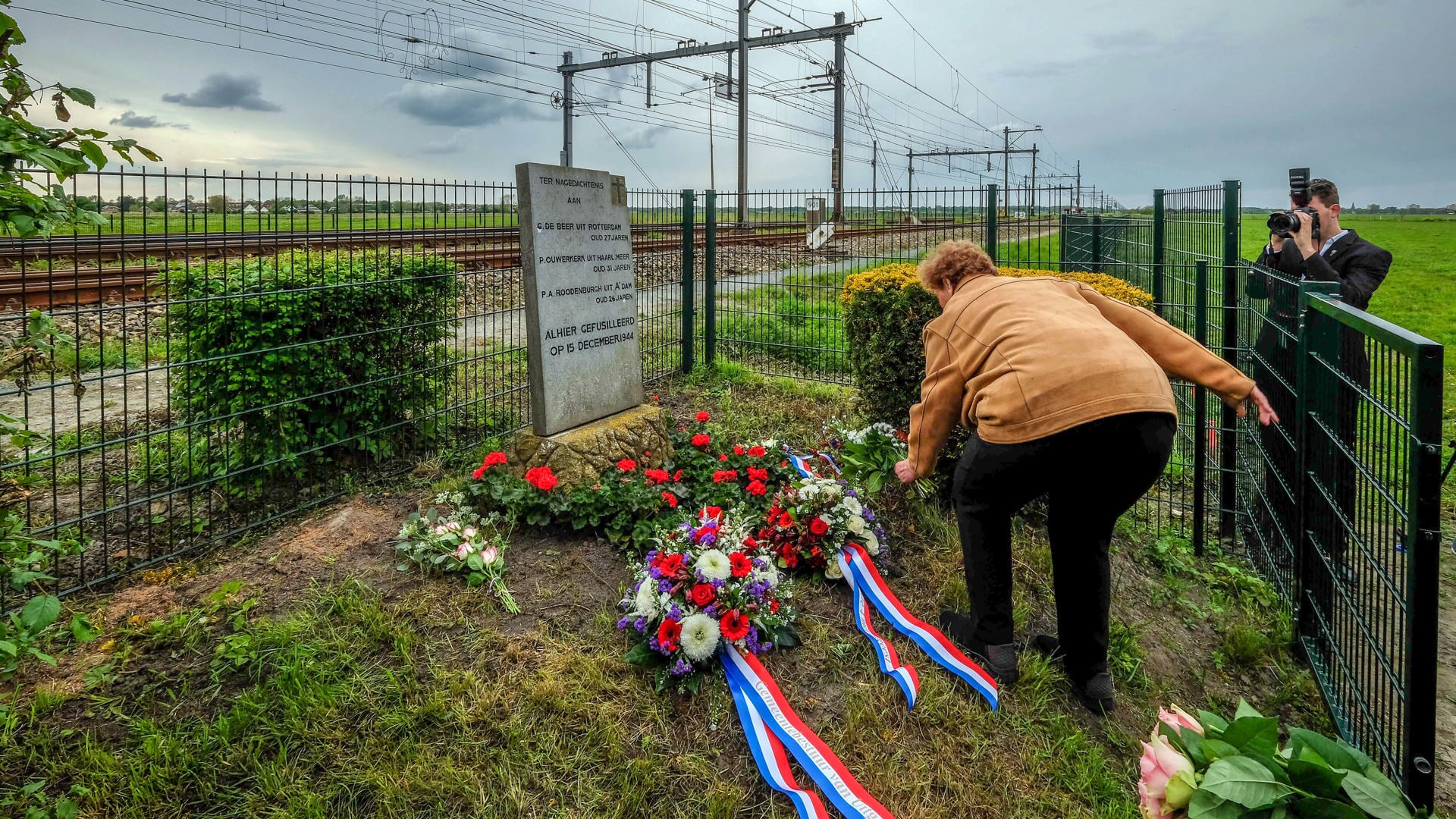 Ook mevrouw Van Tongeren, dochter van verzetsman Co van Tongeren, legde bloemen bij het monument. 