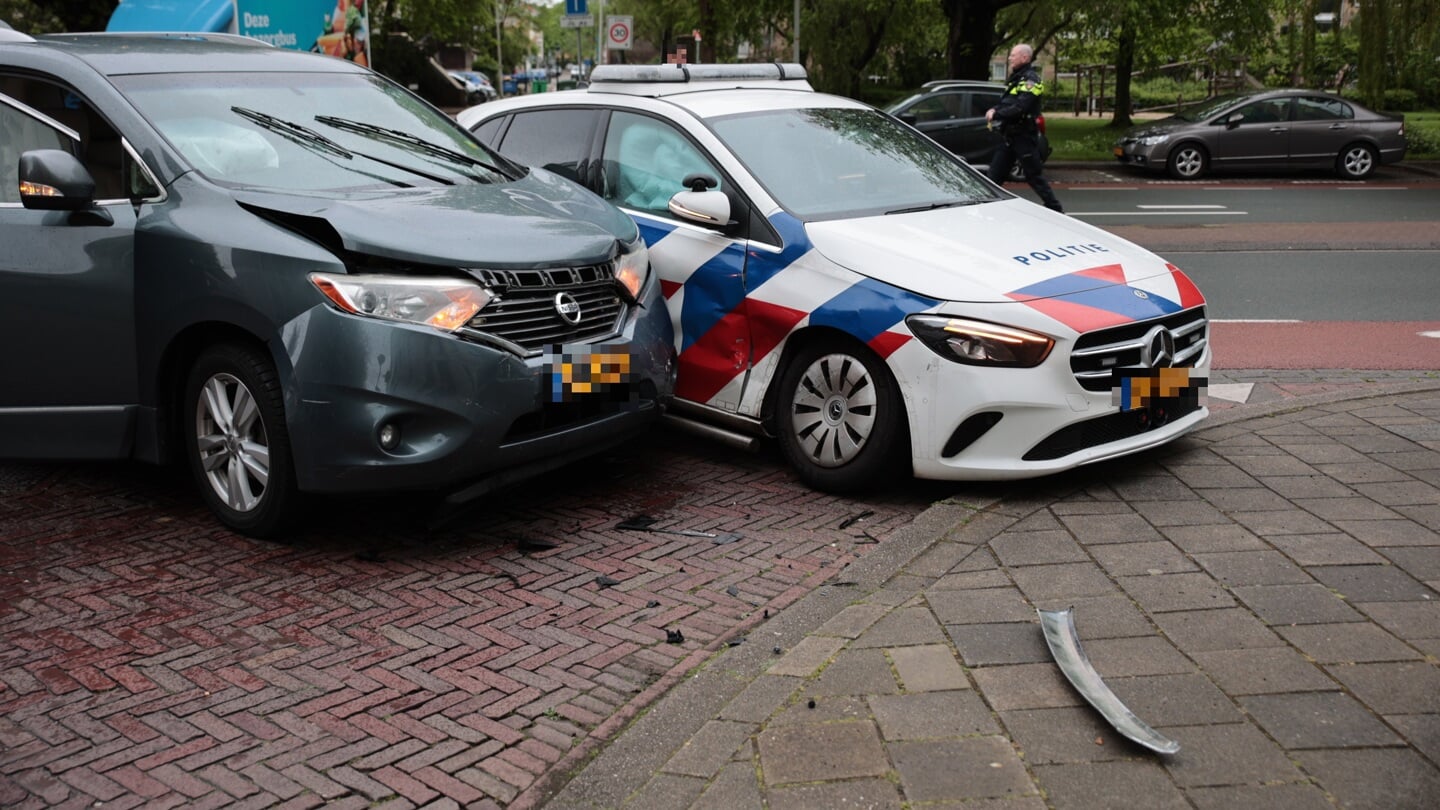 Politievoertuig betrokken bij aanrijding Burgemeester Patijnlaan