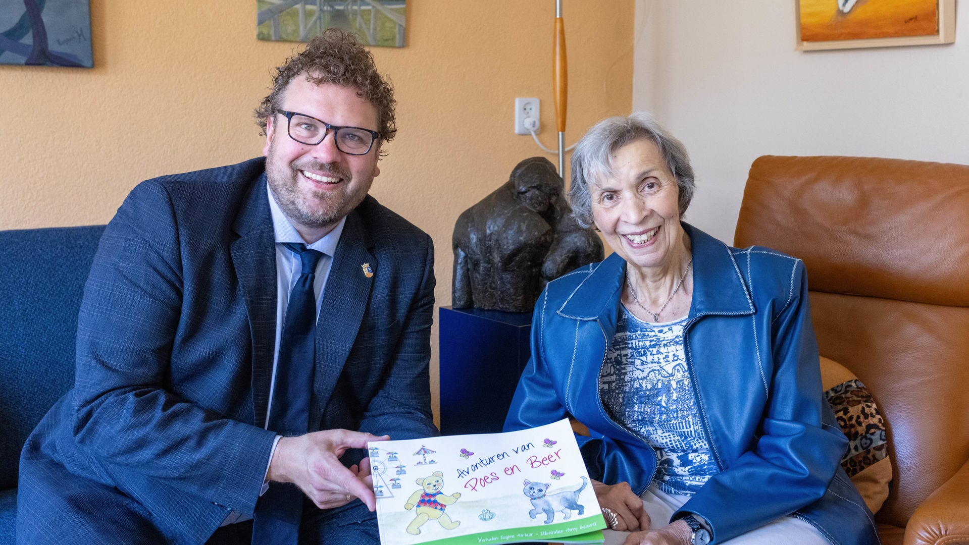 Eugènie Herlaar overhandigde het eerste exemplaar van haar kinderboek aan burgemeester Maarten Poorter.