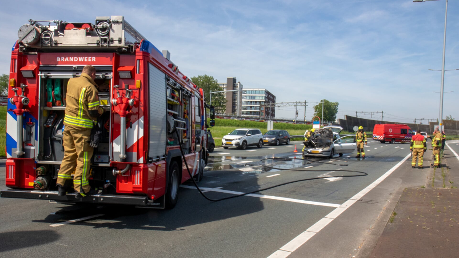 Auto vliegt in brand tijdens het rijden - A20 Schiedam
