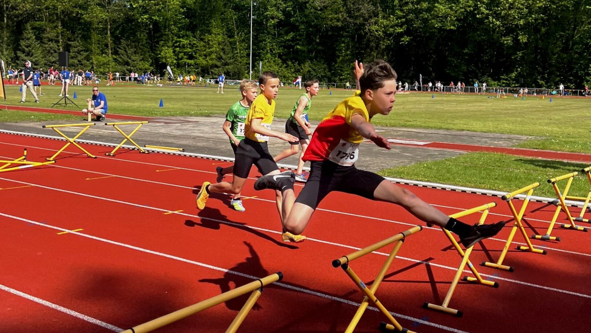 De concurrenten hebben het nakijken: Krijn van Dijk snelt naar het goud.