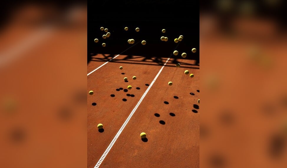 Tennisballen op tennisbaan.
