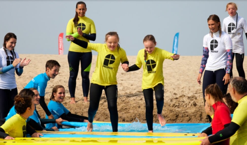 Kinderen krijgen meer zelfvertrouwen van de surflessen.