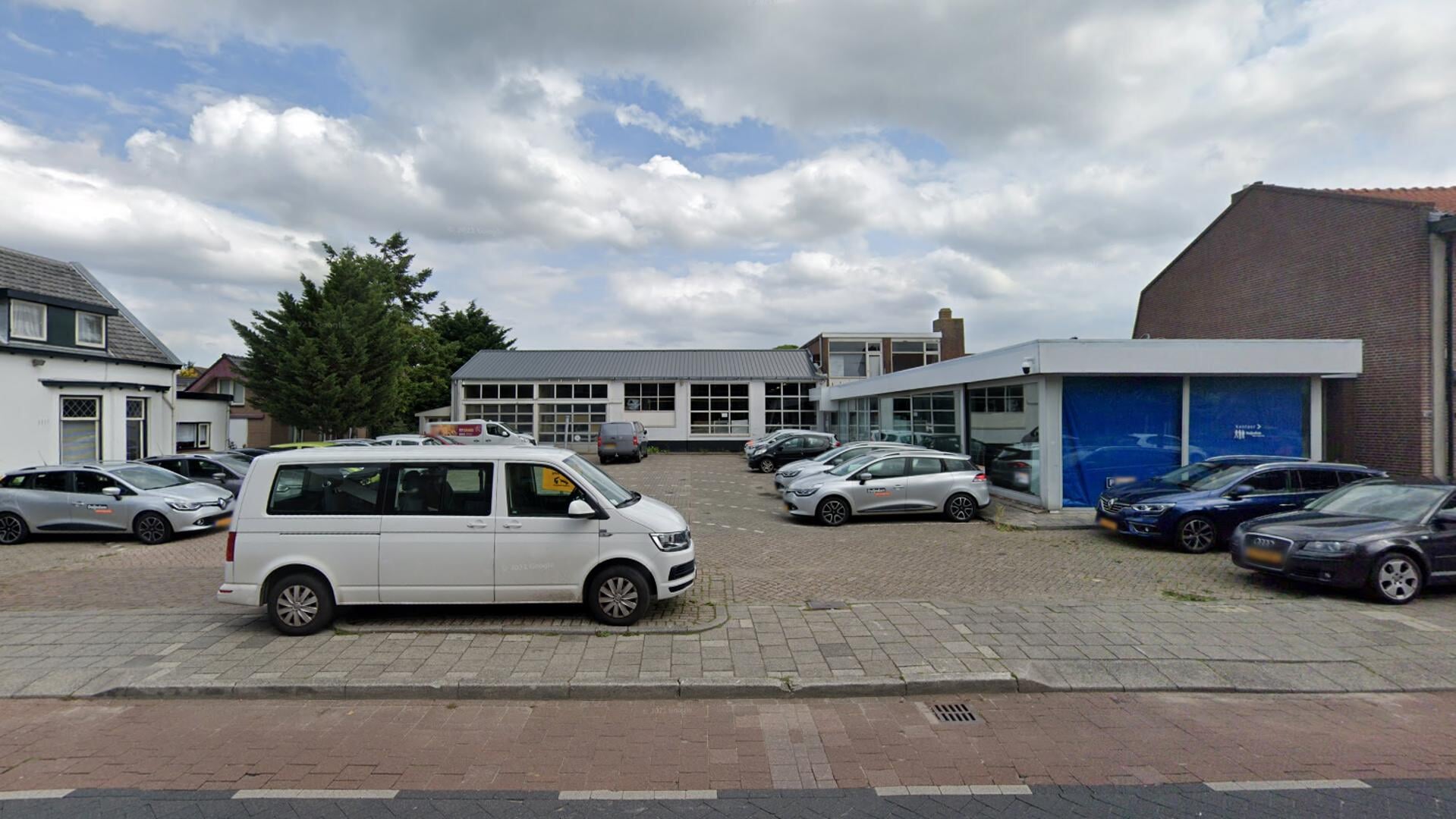 Op het perceel Kerklaan 65 is momenteel een voormalig autobedrijf gevestigd, met aan de voorzijde parkeerplaatsen. 