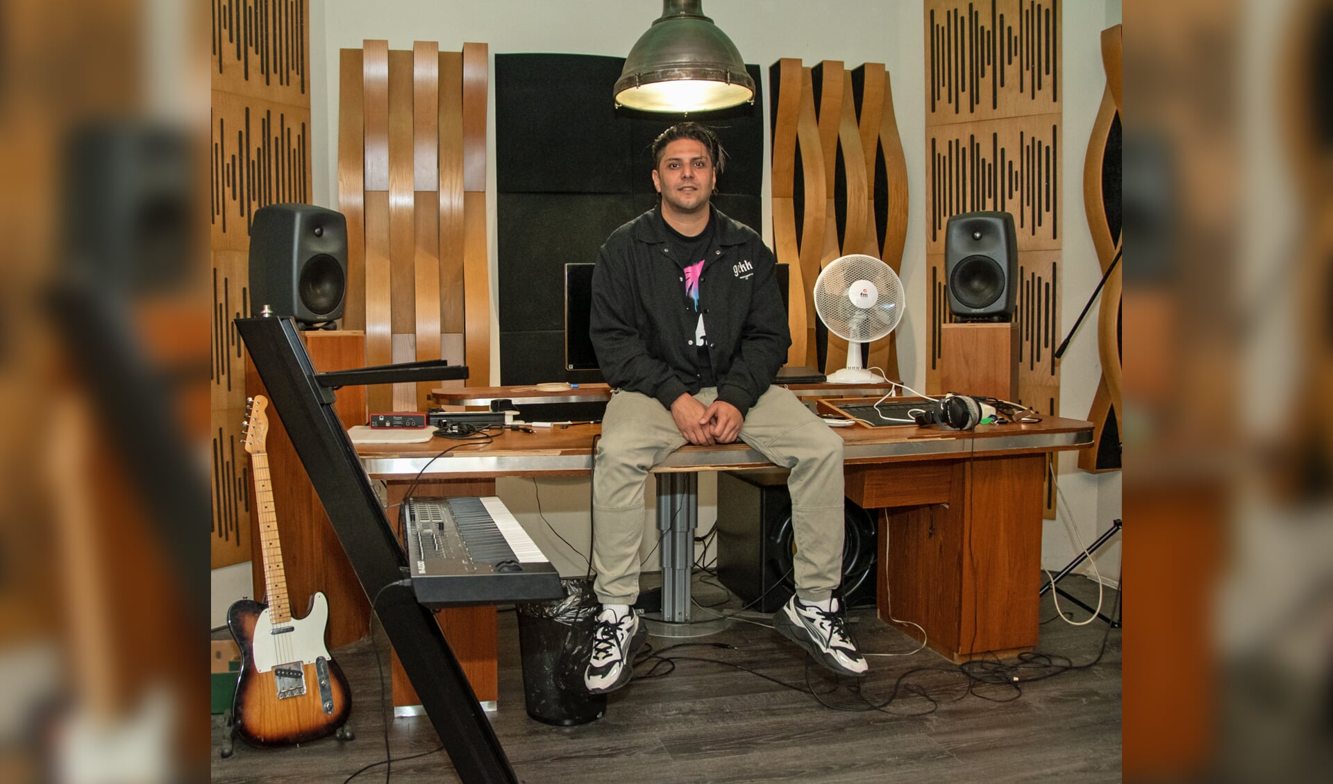 DJ Outsiders, oftewel Cem Araci in zijn studio.