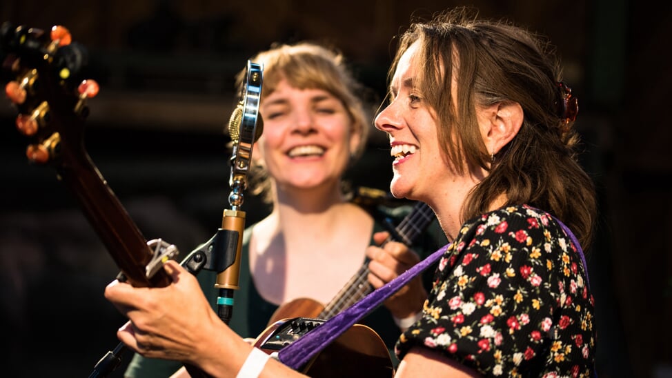 Margot Merah en Sophie Janna brengen de mooiste nummers uit het Schotse folkrepertoire.