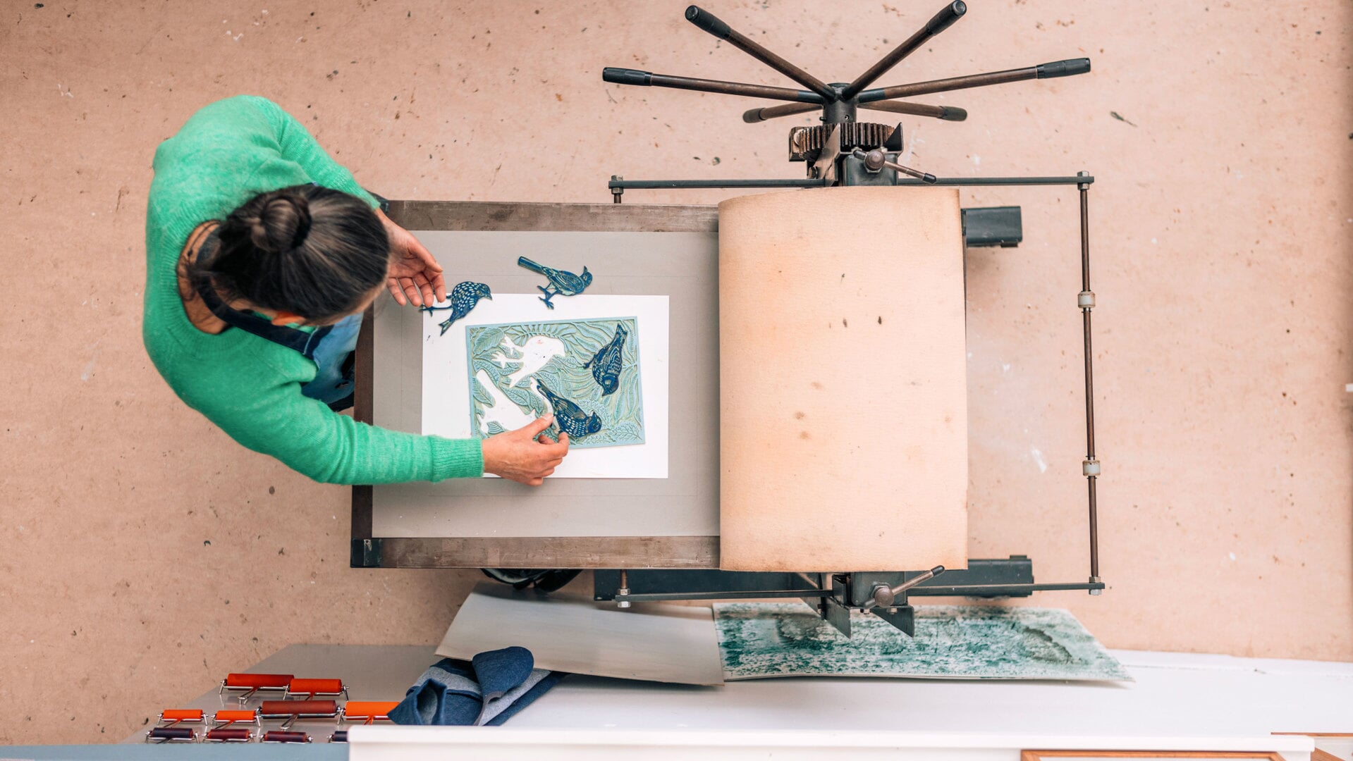 Kunstenaar en graficus Suzanne Kruisdijk exposeert haar linoleumprints in het Buismangebouw.