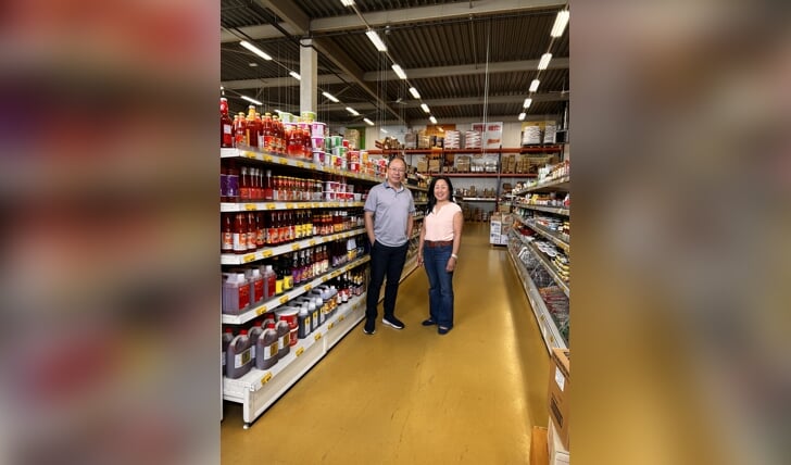 Arjan en Sin Yun Chan in een vestiging van hun jubilerende Aziatische supermarktketen Wah Nam Hong.