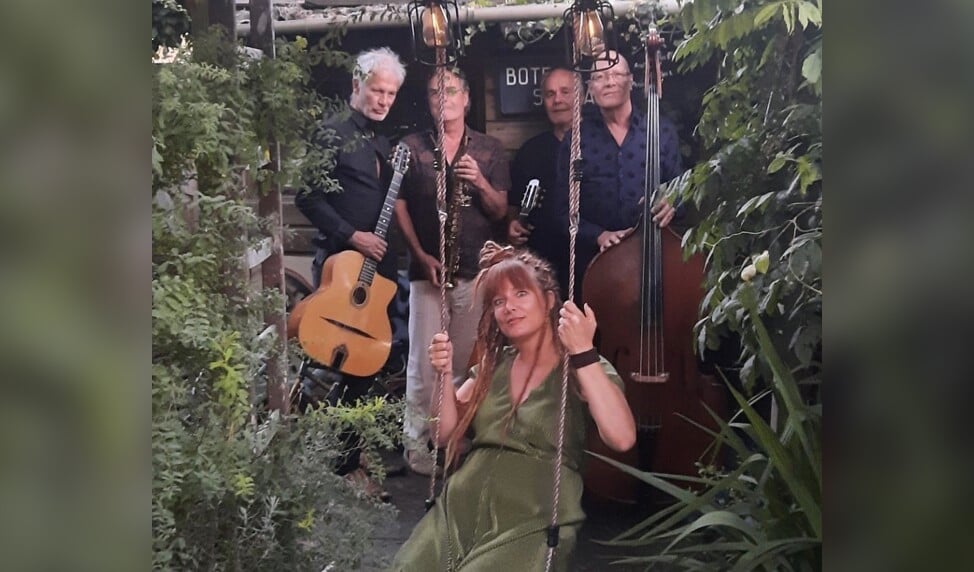 Ron Boers (links) met zijn quintet Elle Chante treedt in Maassluis op om de sores van alledag even te vergeten.