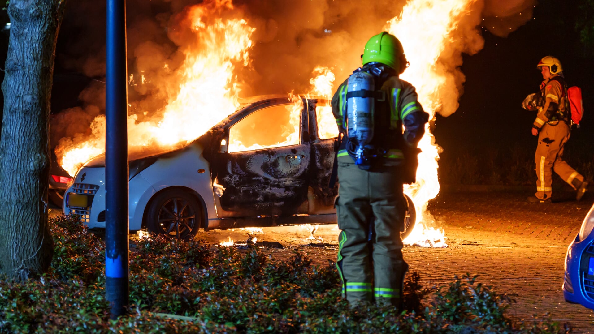 Twee voertuigen zwaarbeschadigd door brand Buizerdstraat Maassluis
