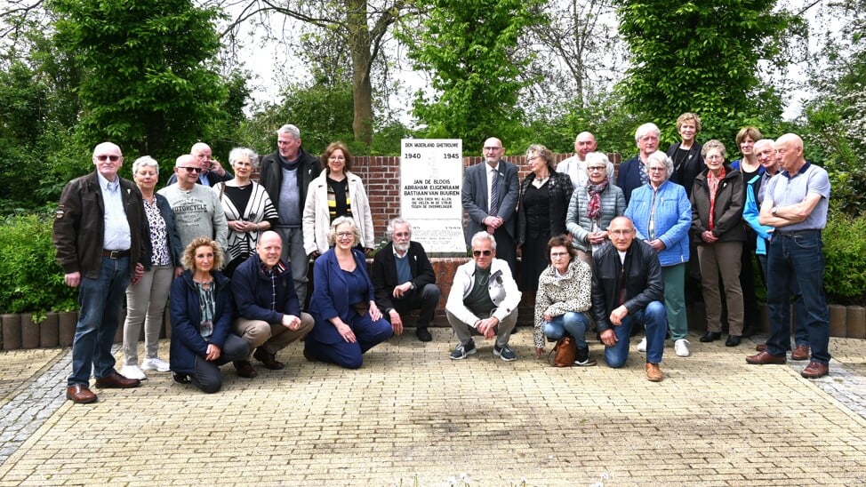De familie Van Buuren was ruim vertegenwoordigd bij de onthulling van het Maaslandse monument. 