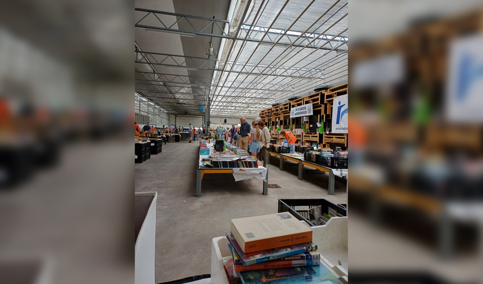 Meer dan 40.000 boeken zijn uitgestald tijdens de boekenmarkt in Hoogwoud.
