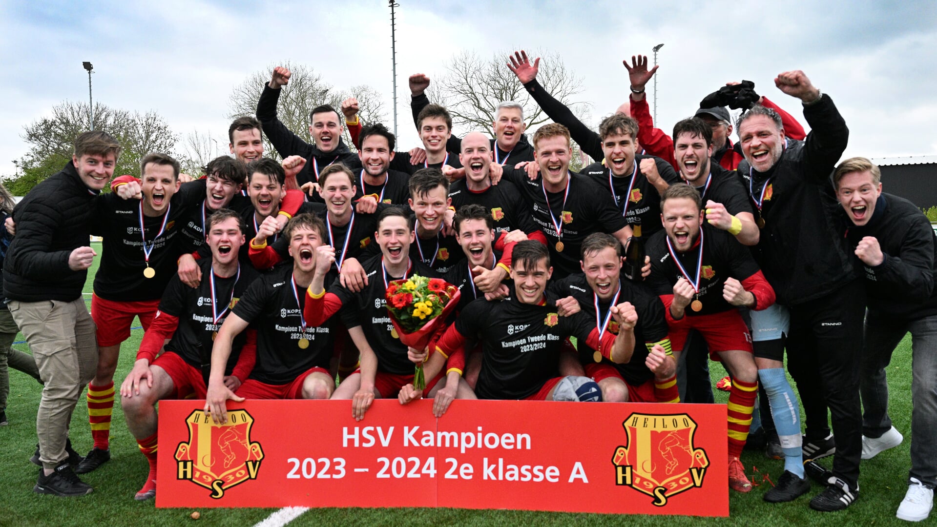 Heel HSV 1 juicht vol trots om de behaalde titel.