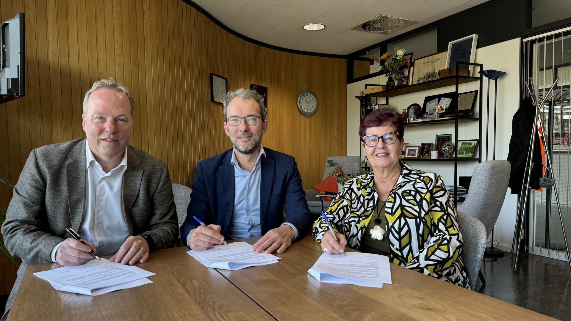 De ondertekening in beeld. Vanaf rechts: Arco Groothedde (Eigen Haard), wethouder Niels Bonenkamp en Rita Wals (HVL). 
