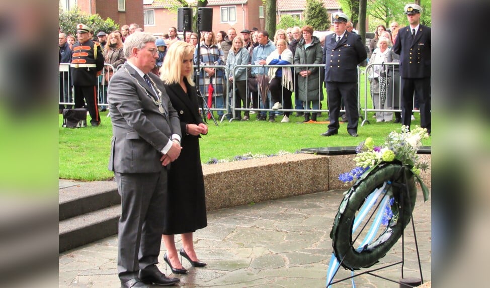 Namens het college legden burgemeester Gregor Rensen en wethouder Corine Bronsveld een krans bij het oorlogsmonument bij de Nationale Dodenherdenking.
