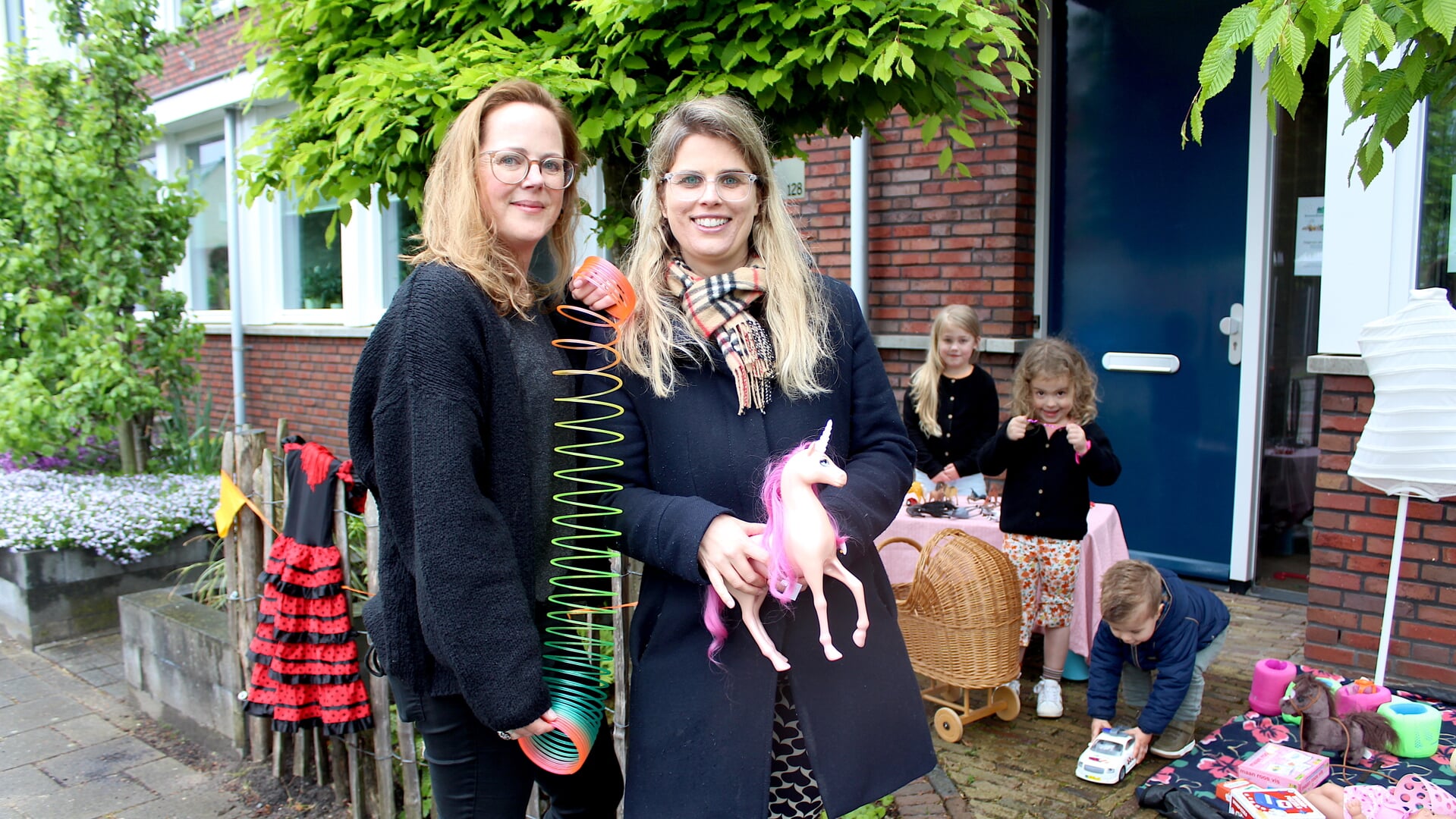 Joyce van der Bas (l) en Bianca Engelbert houden op 2 juni weer een rommelroute in Boskoop.