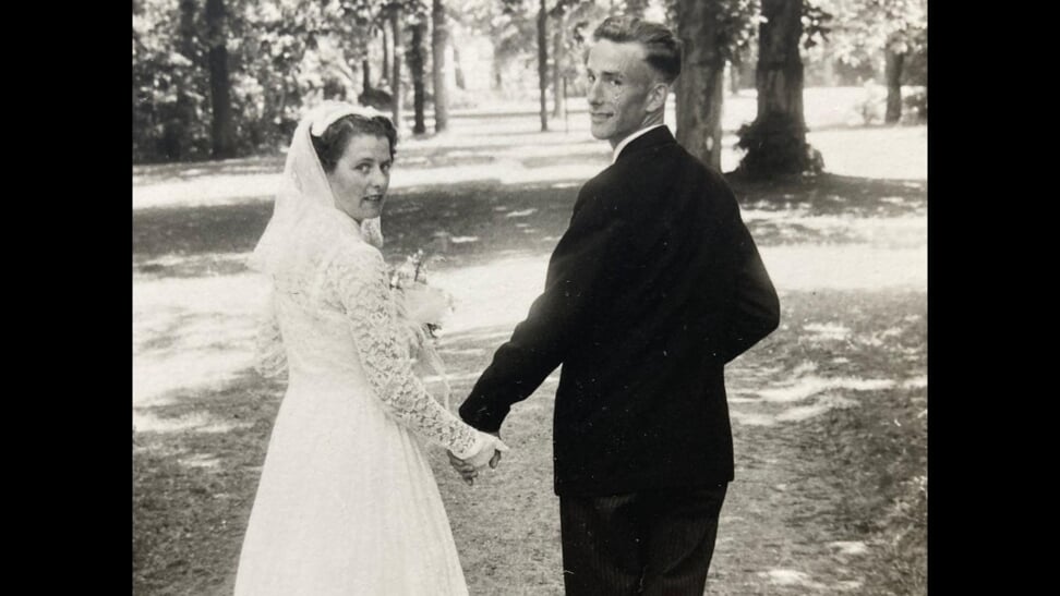 Piet en Corrie tijdens hun huwelijksdag in 1959 in de Alkmaarderhout...