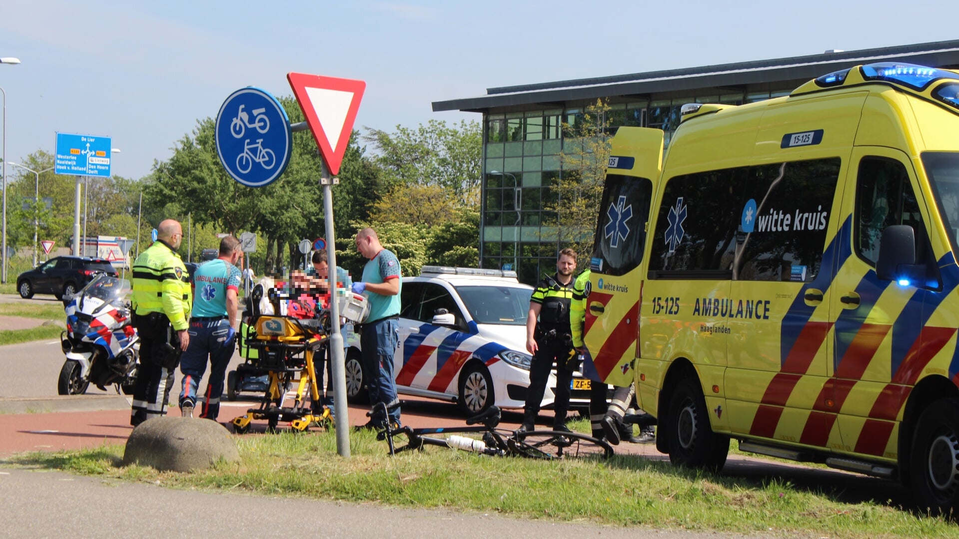 Racefietser ernstig gewond na aanrijding met auto in De Lier