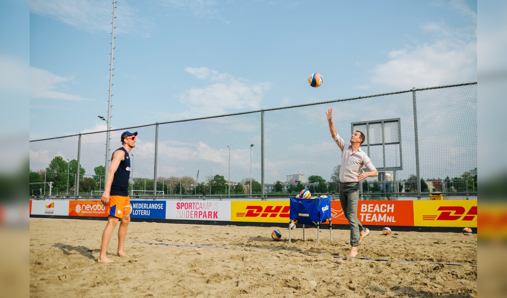 Sportwethouder Hilbert Bredemeijer opent de nieuwe velden met een potje volleybal.