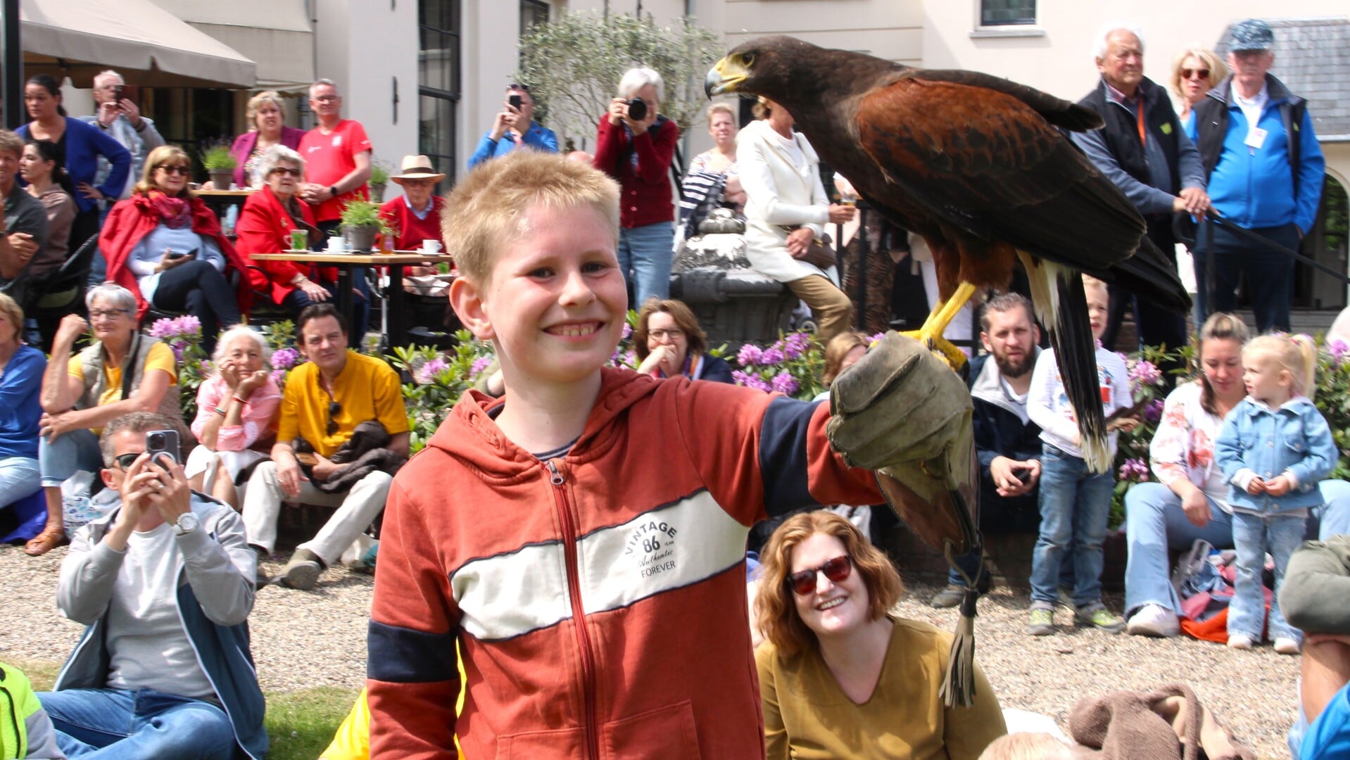 De jonge bezoekers worden betrokken bij de show met de roofdieren.