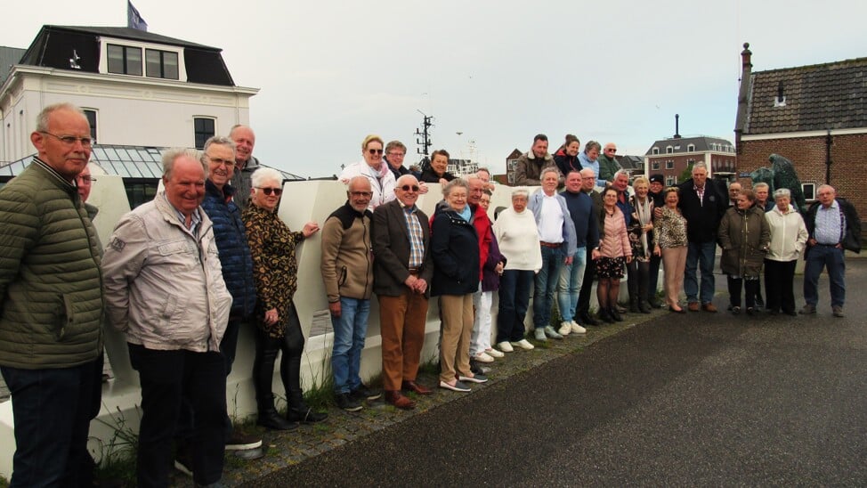 Klaverjasverenging Troef vierde vorige week vrijdag haar 50-jarig bestaan met een etentje in Hotel Maassluis. Een deel van de aanwezigen ging bij de letters Maassluis, naast het douanehuisje op de foto.