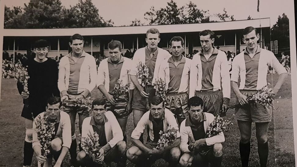 Het eerste team van RK WIK uit het midden van de jaren zestig voor een wedstrijd tegen stadgenoot VFC.