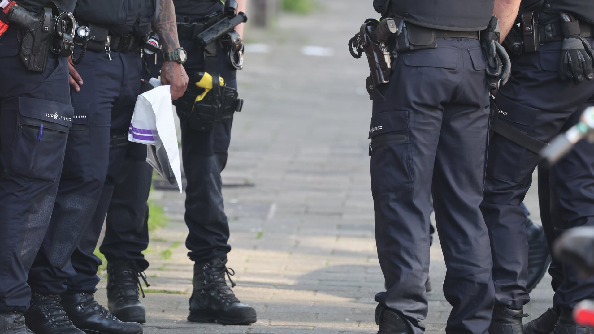 Politie lost waarschuwingsschoten in de Zusterstraat