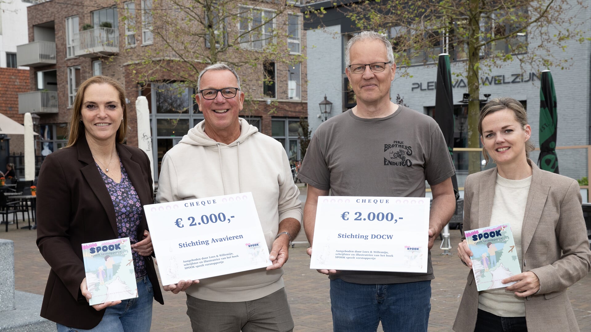 Hans Prins van Stichting Avavieren en € 2.000,- en Arie Camfferman van Stichting Dieren Opvang Centrum Westland namen de cheques in ontvangst. 