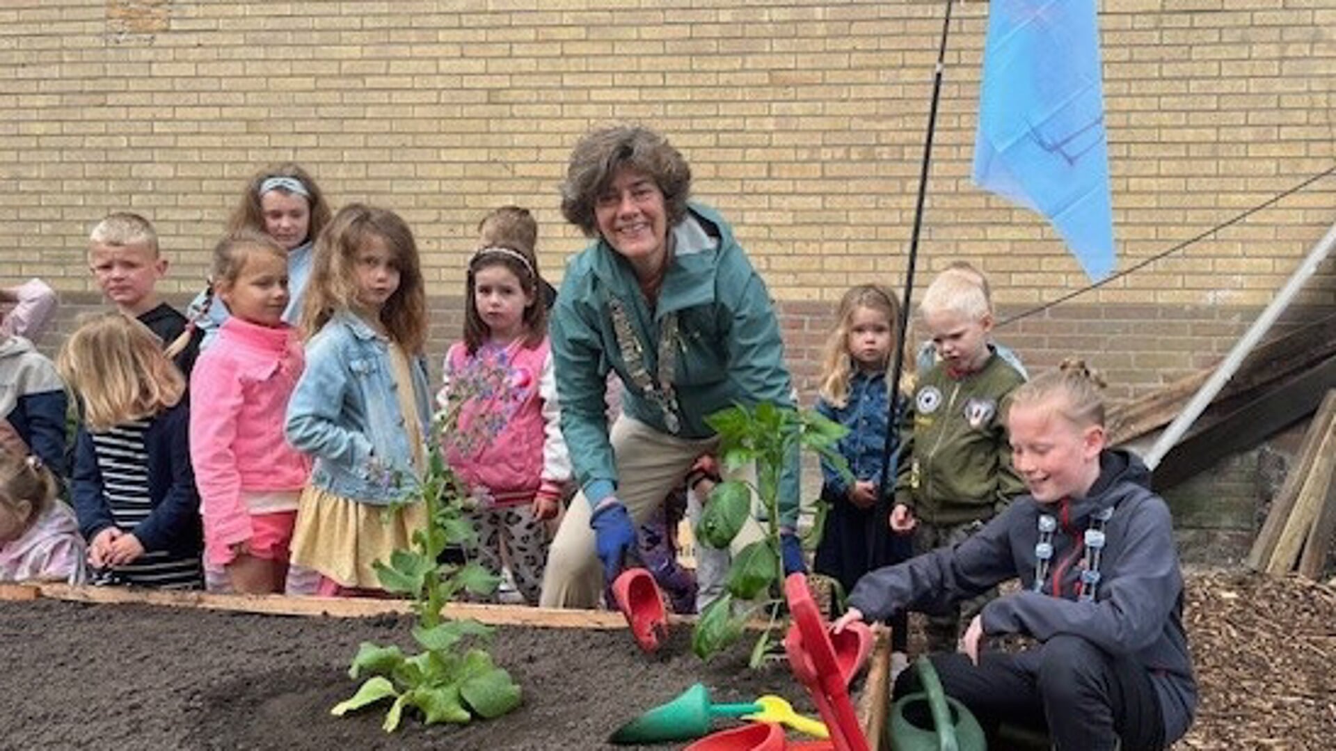  Leerlingen van de scholen legden samen met de burgemeester en de kinderburgemeester van gemeente Waterland de tuin aan. 