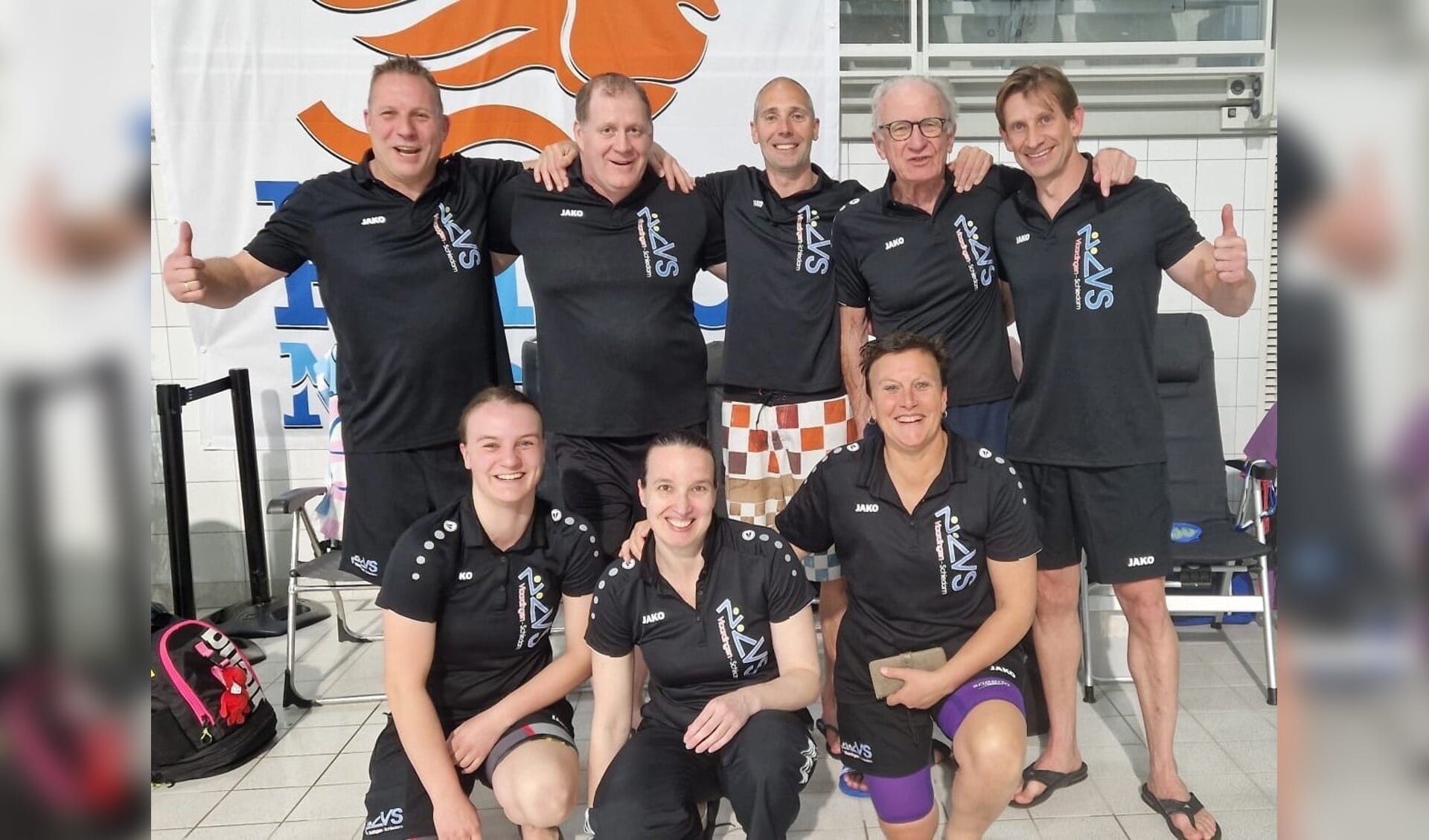 De succesvolle ZVVS-zwemploeg die met niet minder dan 14 medailles terugkwam van Nederlandse kampioenschappen voor masters.