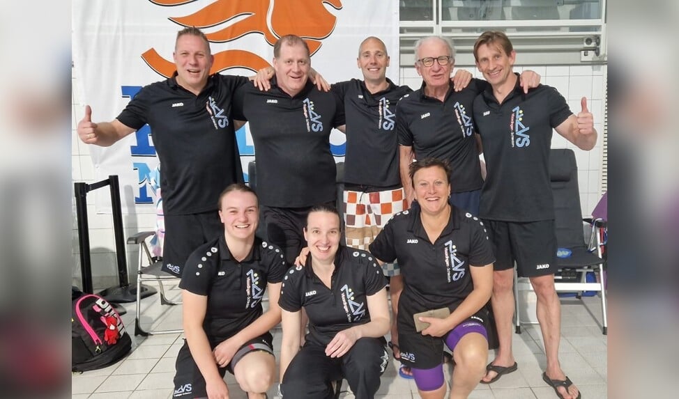 De succesvolle ZVVS-zwemploeg die met niet minder dan 14 medailles terugkwam van Nederlandse kampioenschappen voor masters.