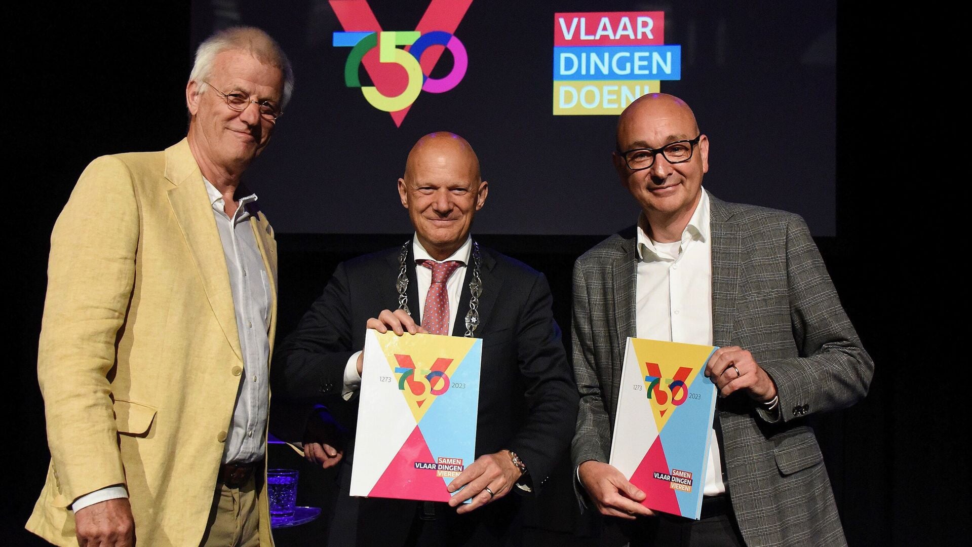 Leo Verhart, Bert Wijbenga-van Nieuwenhuizen John Massaar met het boek.