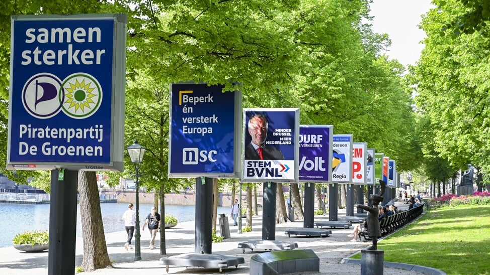 Billboards politieke partijen geplaatst langs Hofvijver voor verkiezing Europees Parlement