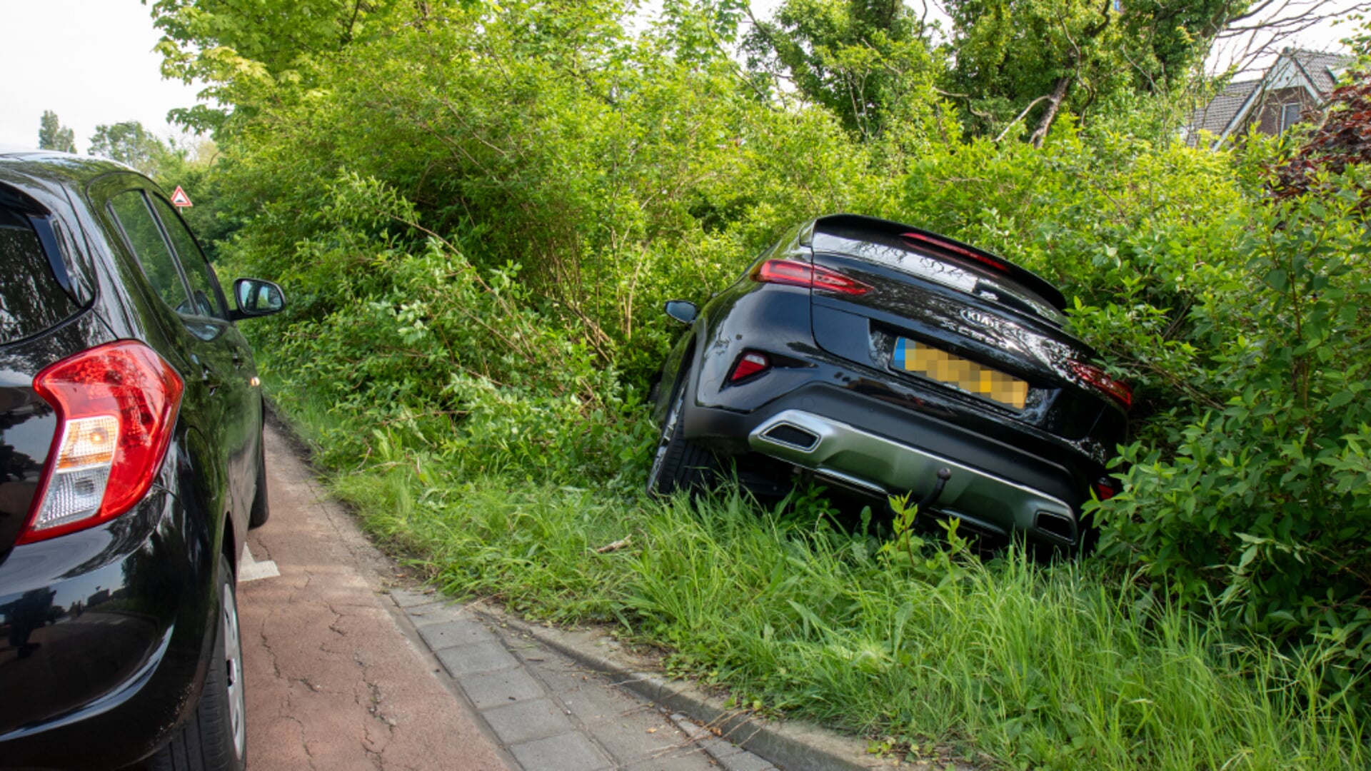 Auto in de bosjes na botsing  Westlandseweg Vlaardingen