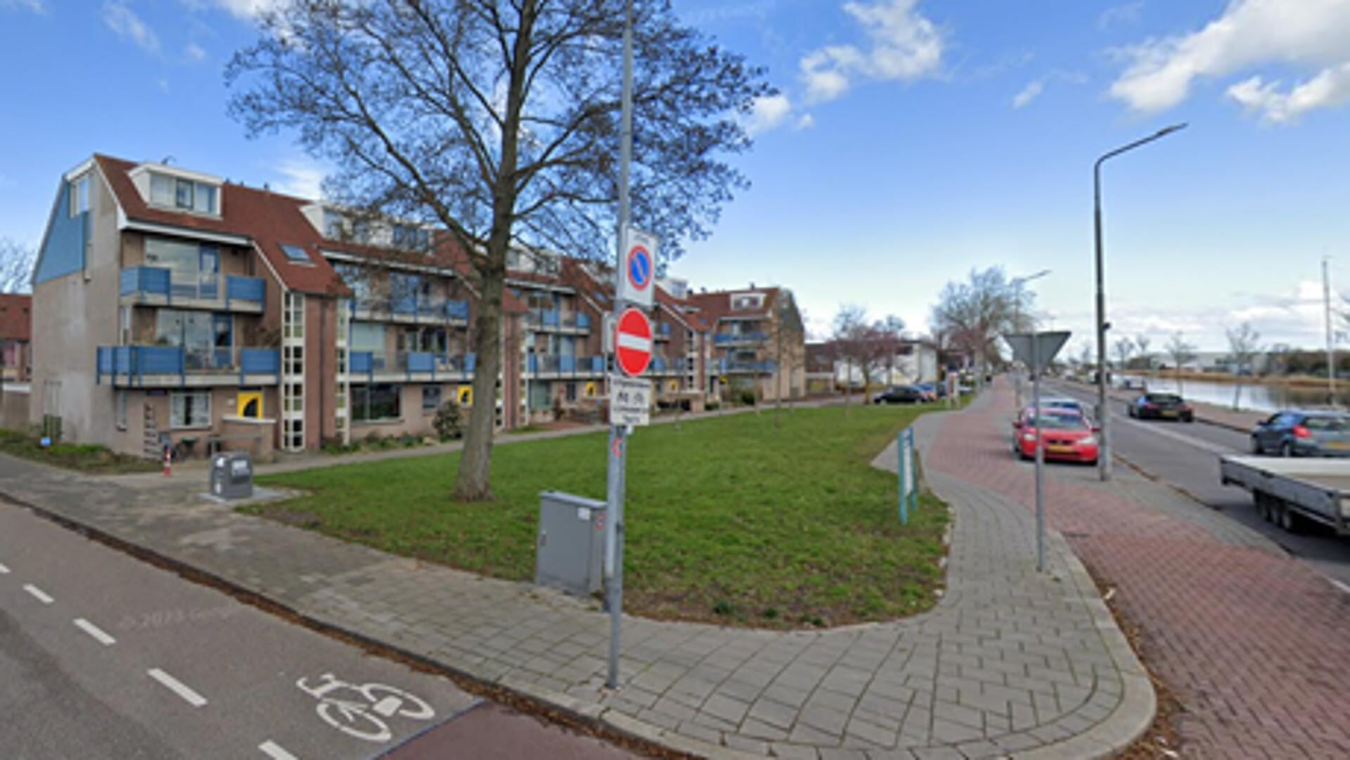 Verzamelend wordt er op het grasveld aan het begin van de Padlaan – Kerkstraat nabij de Vaartbrug in Krommenie. 