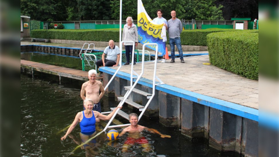 De opening van het zomerseizoen door het hijsen van de vlag door Ed en Niels van Mossel. Jan en Marc duiken het water in.