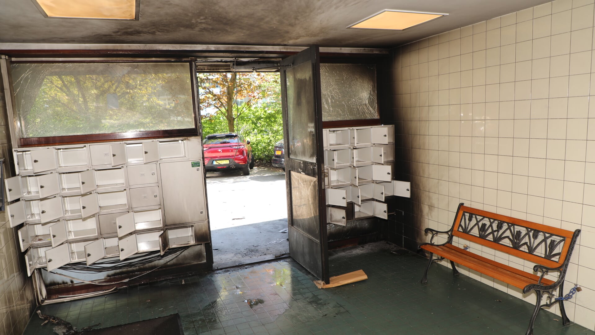 Explosie en poging brandstichting bij ingang van flat in Den Haag