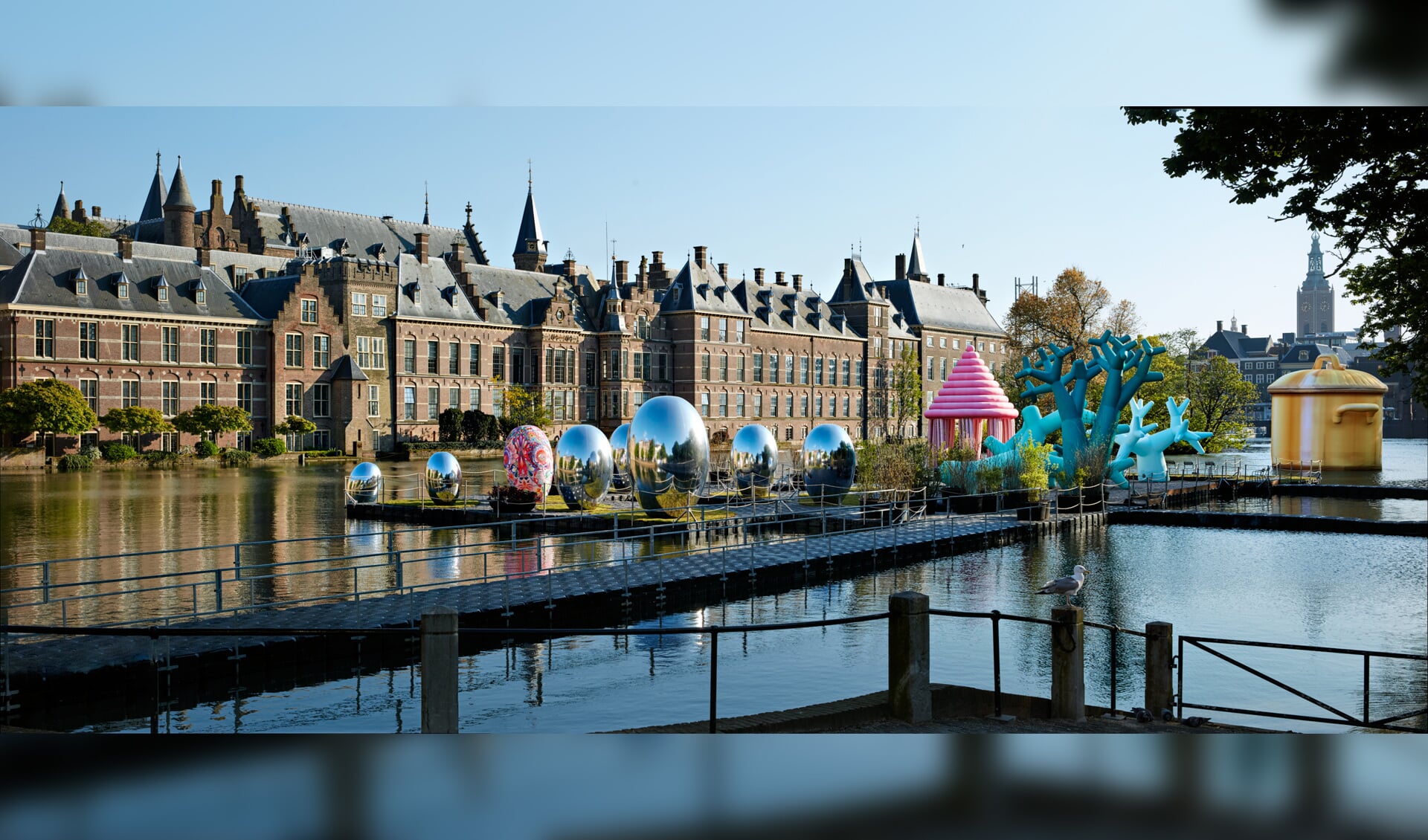 Het tijdelijke festival van opblaaskunstwerken in Museumkwartier Den Haag bloeit op als een weelderige tuin op een ponton.