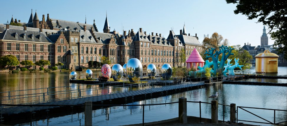 Het tijdelijke festival van opblaaskunstwerken in Museumkwartier Den Haag bloeit op als een weelderige tuin op een ponton.
