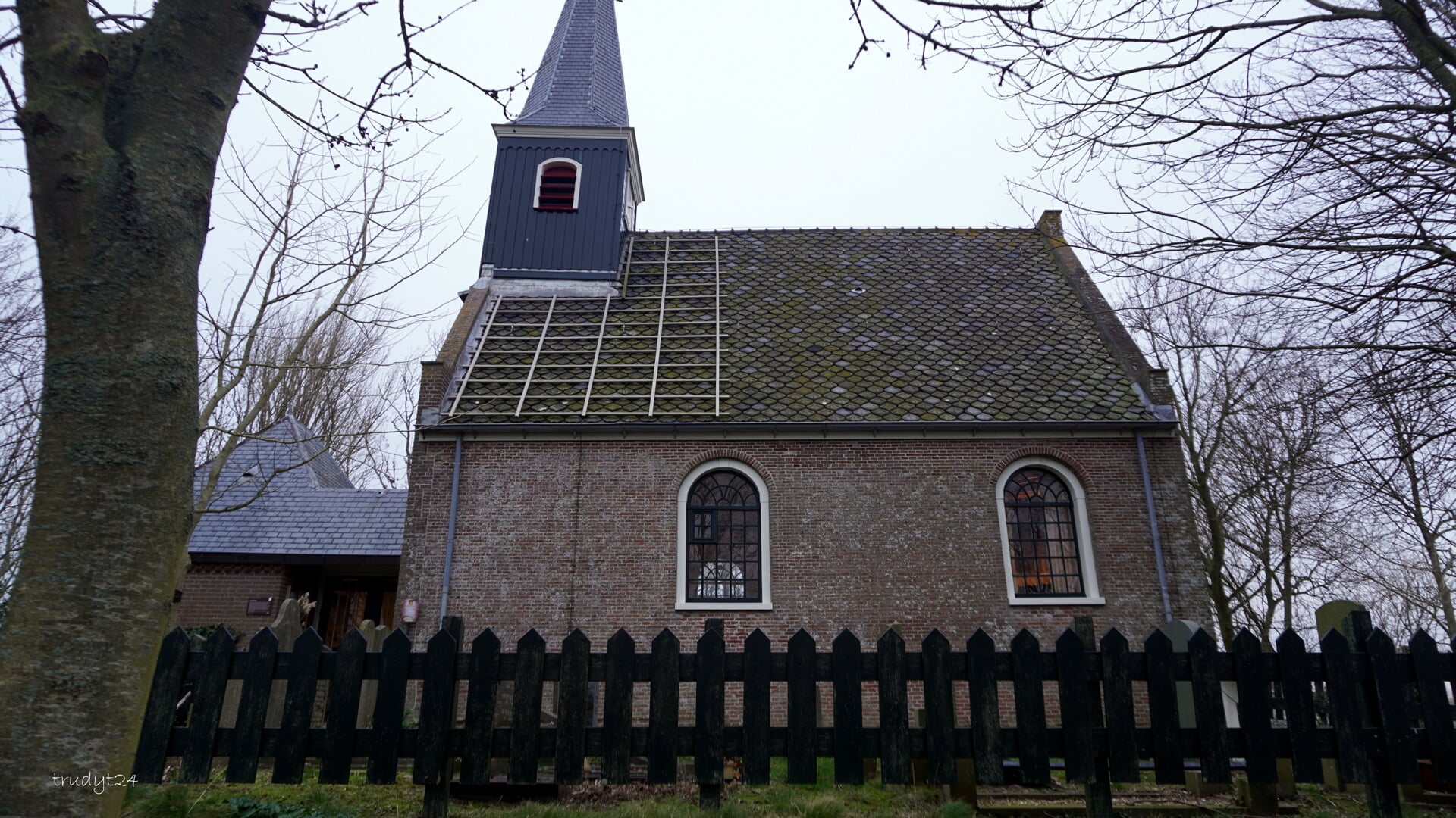 Kerkje in Eenigenburg.