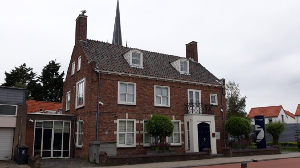 Een van de bekendste werken van Van Beurden: de voormalige Boerenleenbank aan de Kwaklaan (later de praktijk van tandarts Neijzen).