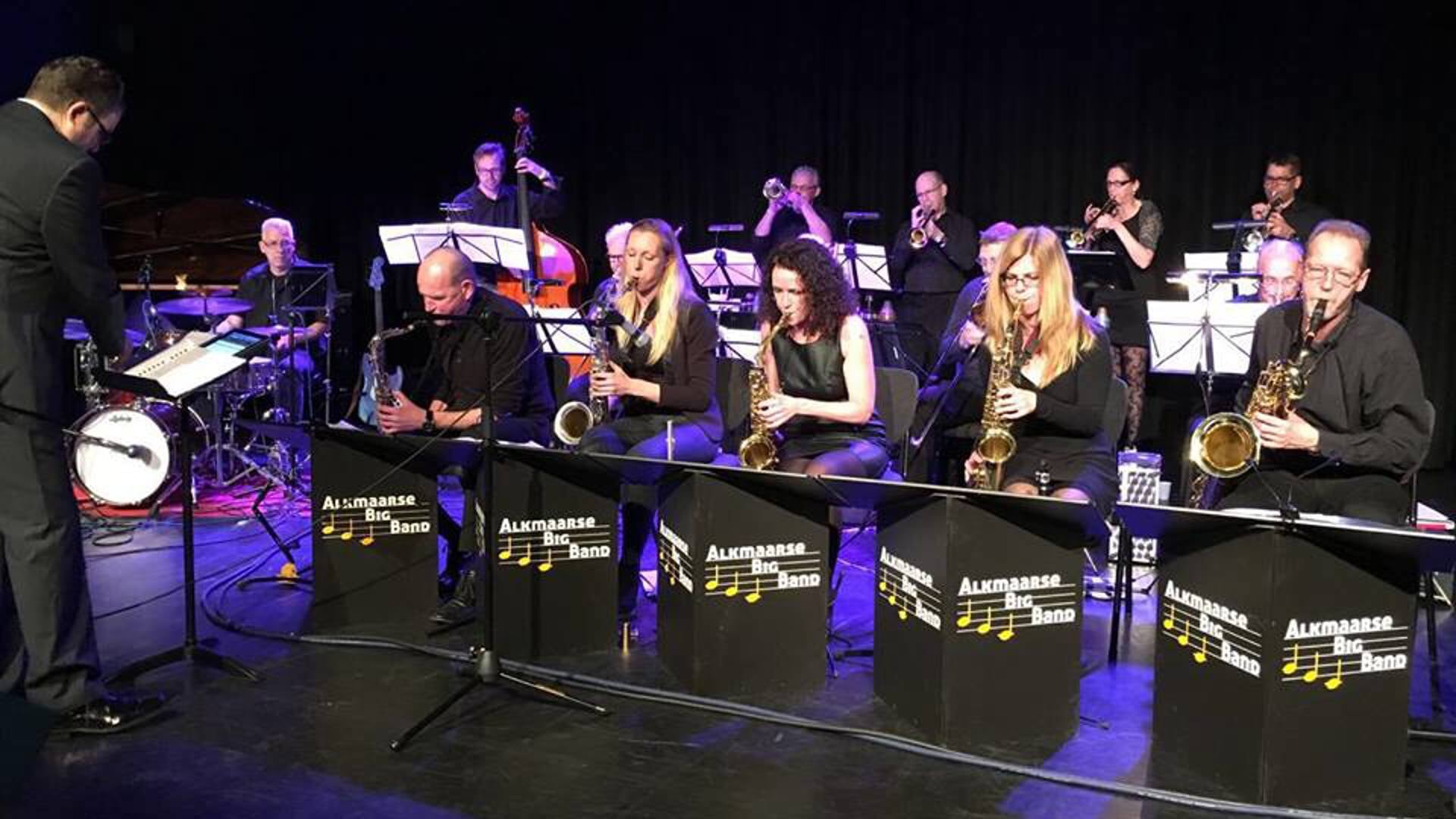 De Alkmaarse Big Band laat buurtcentrum De Lorzie swingen.