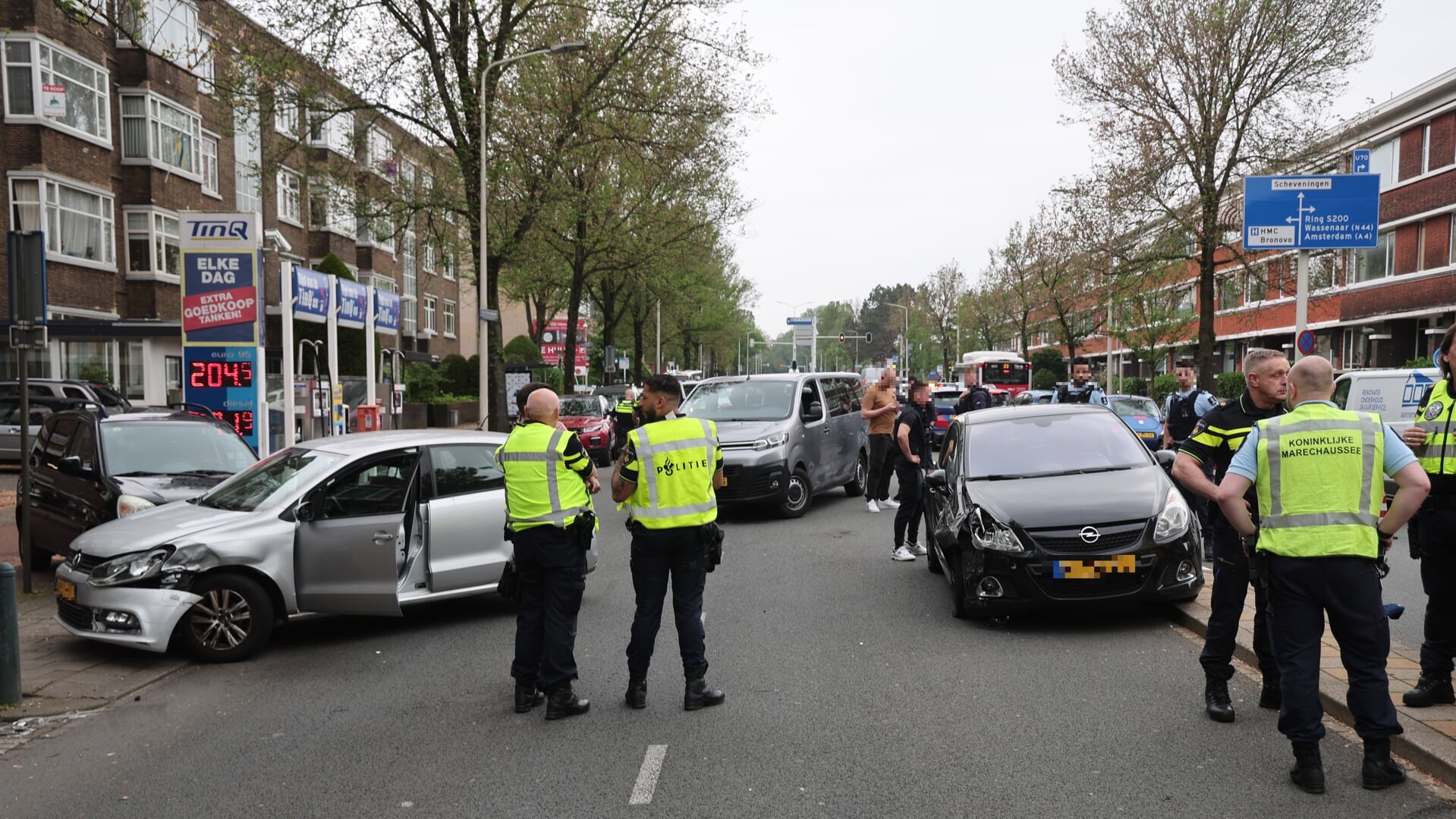Aanrijding met drie voertuigen Alkemadelaan in Den Haag